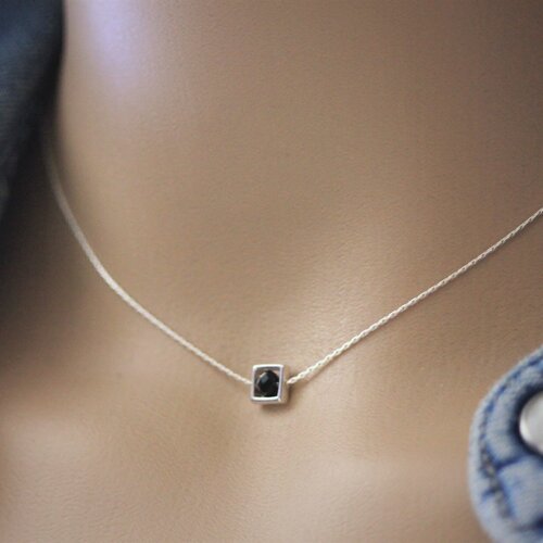 Collier minimaliste ras de cou en argent massif pendentif carré avec cristal swarovski noir
