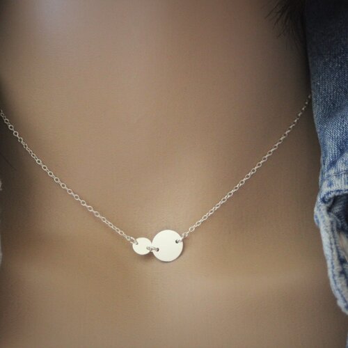 Collier ras de cou minimaliste avec 2 médailles pastilles en argent massif