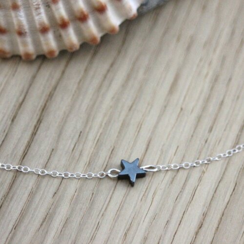 Collier minimaliste ras de cou en argent massif et petite étoile noire en hématite