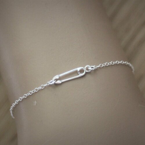 Bracelet minimaliste en argent massif avec petite épingle à nourrice