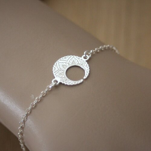 Bracelet minimaliste en argent massif avec médaille lune mandala