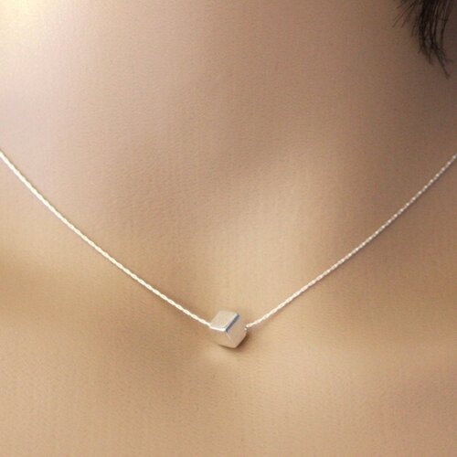 Collier minimaliste et géométrique ras de cou en argent massif perle cube