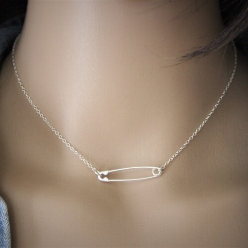 Collier minimaliste ras de cou en argent massif pendentif épingle à nourrice