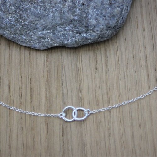 Collier minimaliste ras de cou en argent massif 925 avec 2 mini anneaux enlacés en argent