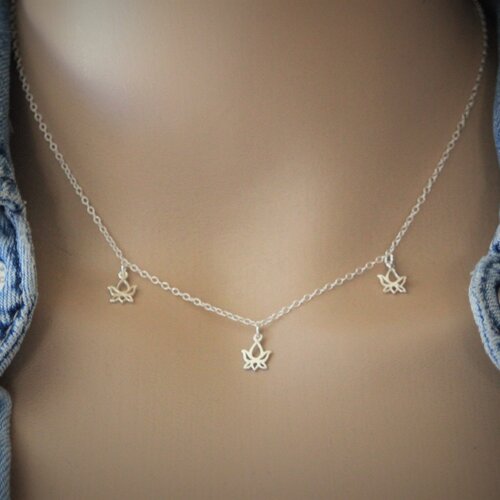 Collier minimaliste ras de cou en argent massif 925 avec 3 petites fleur de lotus