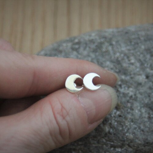 Boucles d'oreilles clous de style minimaliste petite lune en argent massif