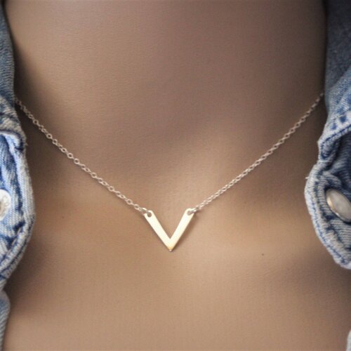 Collier minimaliste ras de cou en argent massif pendentif triangle chevron en v