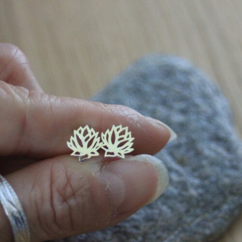 Boucles d'oreilles minimalistes fleur de lotus en argent massif