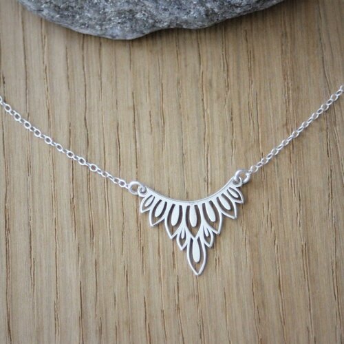Collier ras de cou minimaliste et géométrique en argent massif 925 avec intercalaire  triangle motif végétal