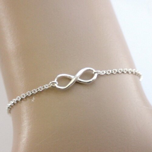 Bracelet infini en argent massif de style minimaliste