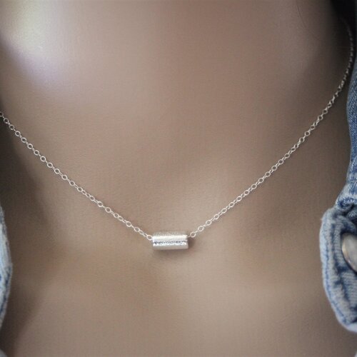 Collier argent massif perle cylindre texturé en argent minimaliste ras de cou