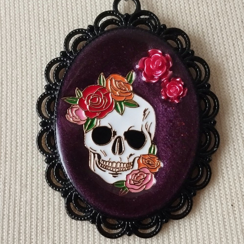 Collier flower skull