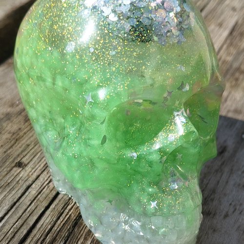 Crâne résine avec inclusions petit modèle