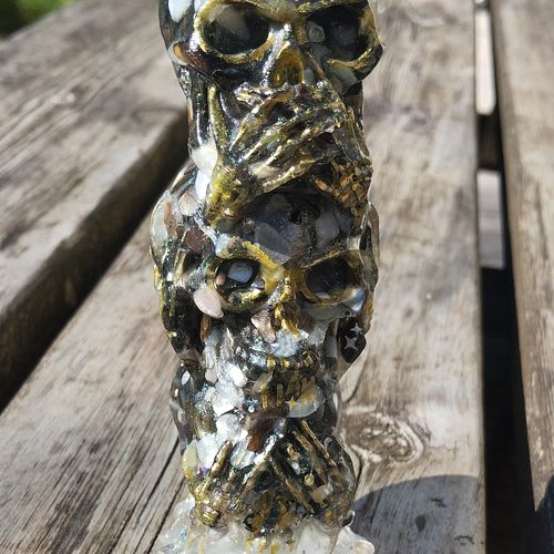 Totem de crânes en résine style 1