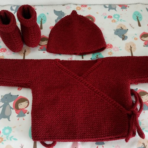 Ensemble 3 pièces brassière cache-coeur chaussons bonnet coloris rouge carmin layette bébé fille ou garçon naissance, 1 ou 3 mois