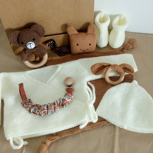 Coffret cadeau naissance bébé ensemble layette 3 pièces brassière, chaussons, bonnet taille 0/1 mois + 4 accessoires marron