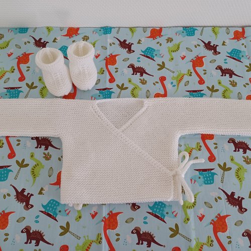 Ensemble 2 pièces brassière cache-coeur et chaussons layette bébé fille ou garçon coloris blanc taille 0/1 mois