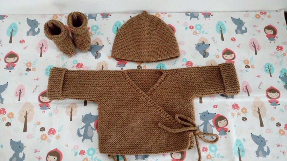 Ensemble 3 Pieces Brassiere Cache Coeur Chaussons Bonnet Coloris Marron Caramel Layette Bebe Fille Ou Garcon Naissance 1 Ou 3 Mois Un Grand Marche