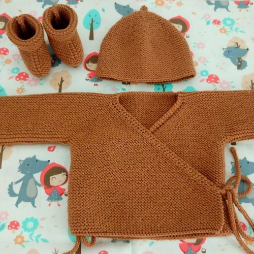 Ensemble brassière cache-coeur, chaussons, bonnet, moufles coloris caramel laine mérinos layette bébé taille naissance, 1 ou 3 mois