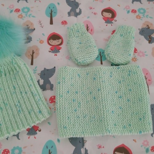 Ensemble 3 pièces bonnet à pompon moufles snood layette bébé fille ou garçon coloris vert clair brillant taille 0/3 mois