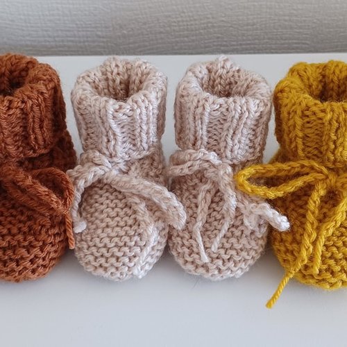Chaussons layette bébé laine tricot avec liens coloris noisette, beige, jaune moutarde taille 0/3 mois