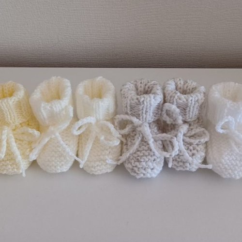 Chaussons bébé laine tricot avec liens coloris blanc, écru, vanille, blanc beige-grisé taille 0/3 mois