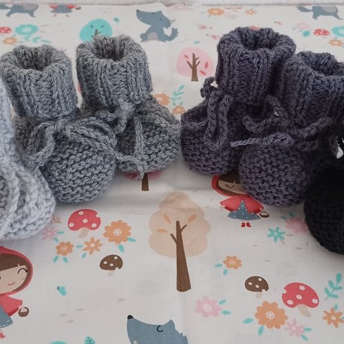 Chaussons layette bébé fille ou garçon laine tricot avec liens coloris gris noir taille 0/3 mois