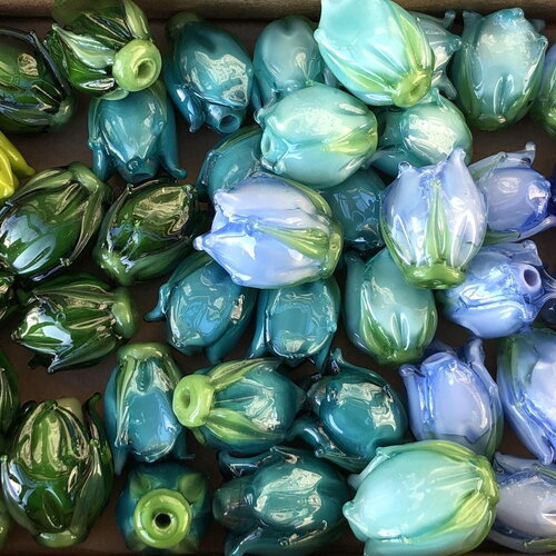 Une paire de perles en forme de bouton de rose - en verre au chalumeau faite main - choix de couleurs, fabriquées sur commande.