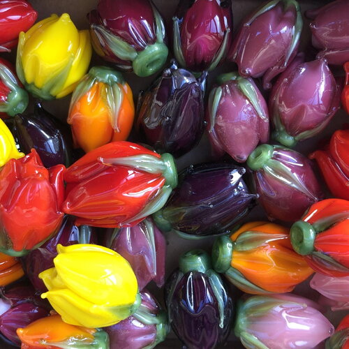 Une paire de perles en forme de bouton de rose - en verre au chalumeau faite main - choix de couleurs, fabriquées sur commande.