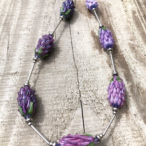 Collier de lavande en verre au chalumerau fait main