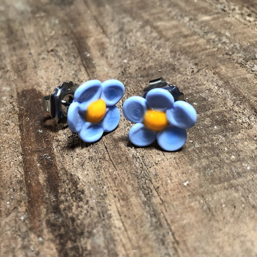 Boucles d'oreilles en verre au chalumerau faites à la main - myosotis