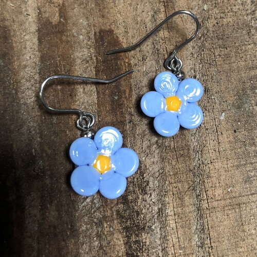 Boucles d'oreilles en verre au chalumerau faites à la main - myosotis