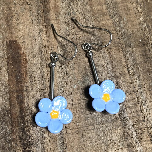 Boucles d'oreilles en verre au chalumerau faites à la main - myosotis