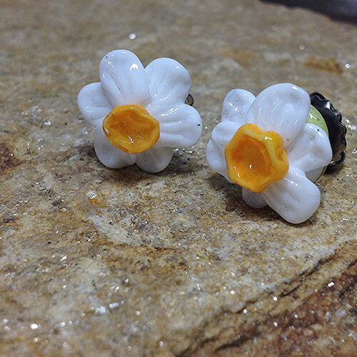 Boucles d'oreilles narcissi à clous- verre au chalumeau fait main
