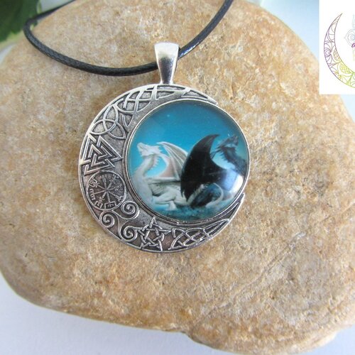 Collier dragon yin yang – cabochon en verre, symbole d’équilibre et de puissance spirituelle