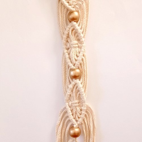 Suspension en macramé, fil écru et perles dorées