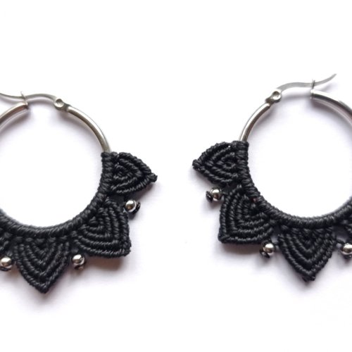 Boucles d'oreilles créoles "marguerite", micro macramé, acier inoxydable, noir