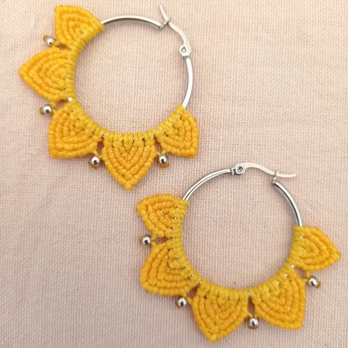 Boucles d'oreilles créoles "marguerite", micro macramé, acier inoxydable, jaune