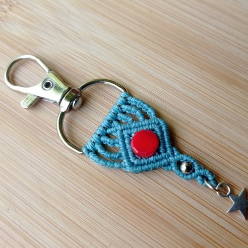 Porte clés ou bijou de sac "gloria", micro macramé, turquoise et rouge, métal argent