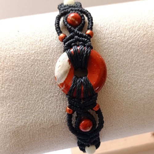 Bracelet "livia", micro macramé, perles naturelles, rouge et noir
