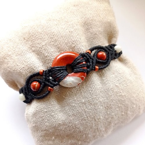 Bracelet "livia", micro macramé, perles naturelles, rouge et noir