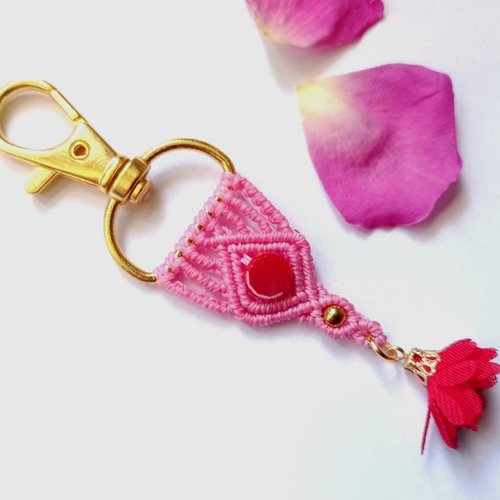 Porte clés ou bijou de sac "gloria", micro macramé, rose et rouge, métal doré