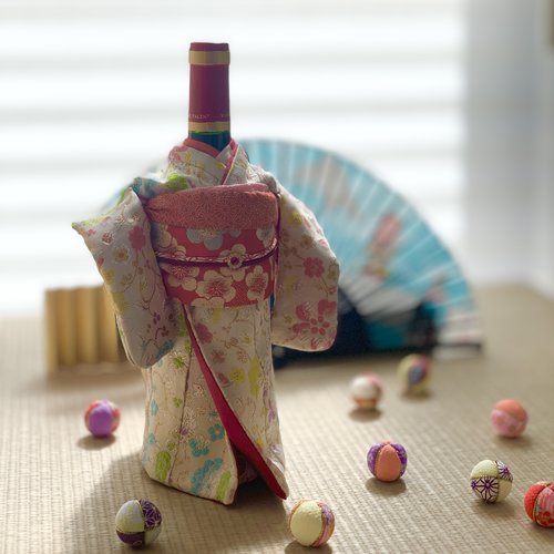 Cadeau élégant – emballage fait main pour bouteille de vin | création unique en tissu japonais