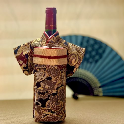 Cadeau élégant – emballage fait main pour bouteille de vin | création unique en tissu japonais