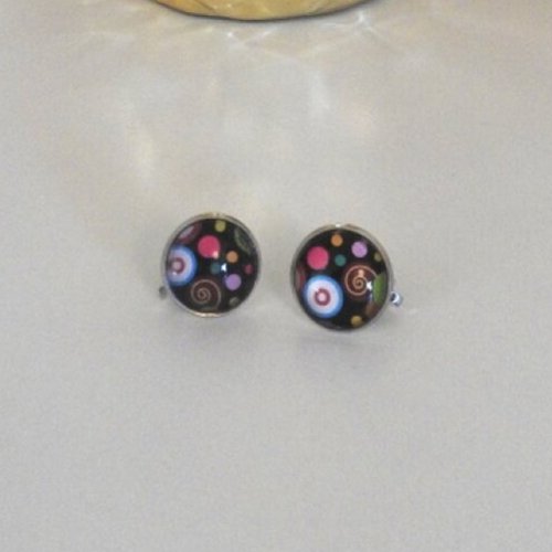 Boucles d'oreilles clip ronds multicolores sur fond noir