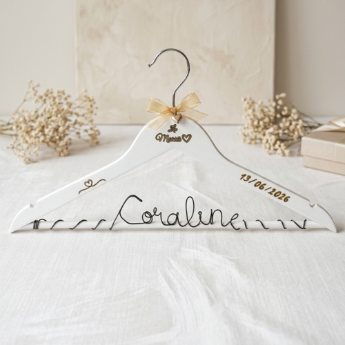 Cintre mariage personnalisé en bois – modèle "coraline" mariée