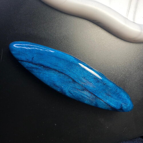 Barrette bleu artisanale en résine et pâte polymère – unique et fait main