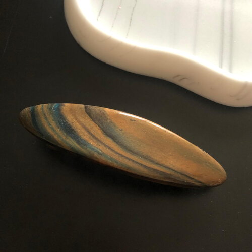 Barrette marron créative en résine et pâte polymère – fait main avec passion