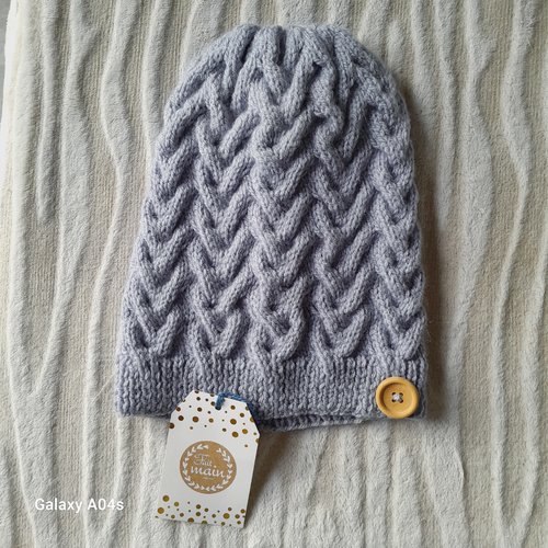 Bonnet torsades , laine 100% acrylique colori bleu/gris, tricoté à la main