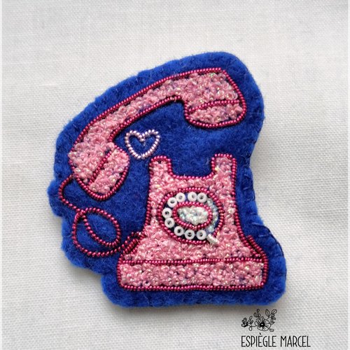 Broche brodée - téléphone rose.